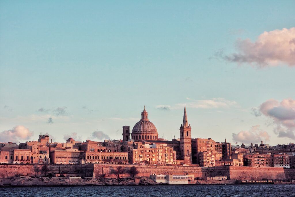 Gli edifici di La Valletta visti al tramonto dal mare