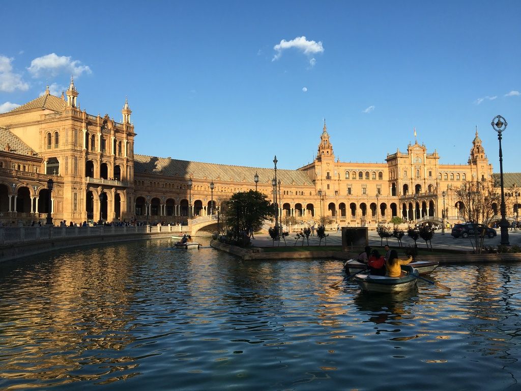 Foto della bellissima piazza di spagna illuminata dal sole 