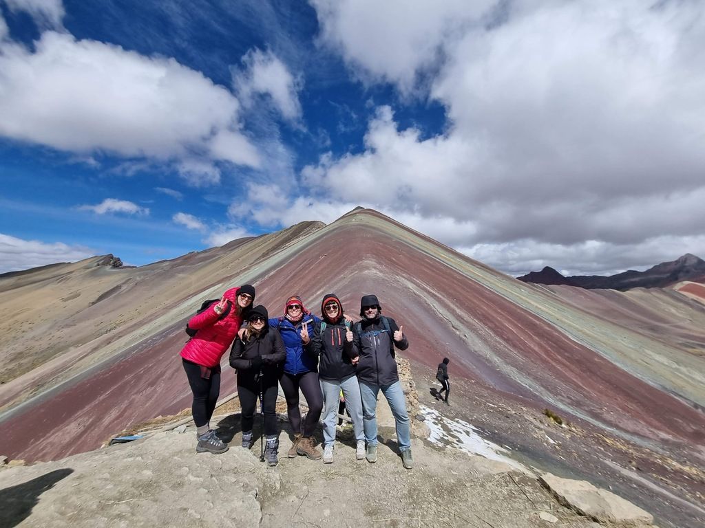 Foto di un gruppo di weroaders che fanno trekking sulle montagne colorate del Peru