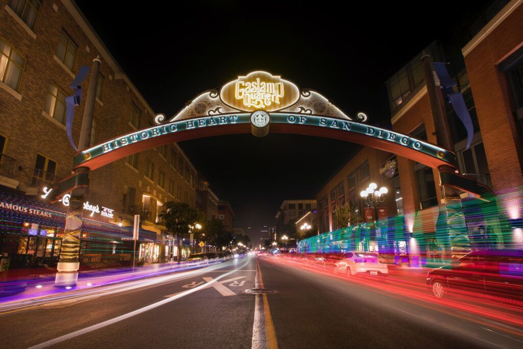 La scritta a neon segna l'ingresso nel Gaslamp Quarter a San Diego