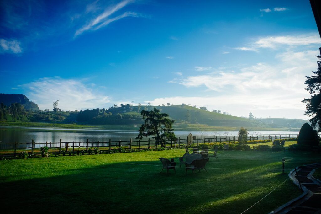 Un lago immerso tra le verdi piantagioni di tè di Nuwara Eliya in Sri Lanka
