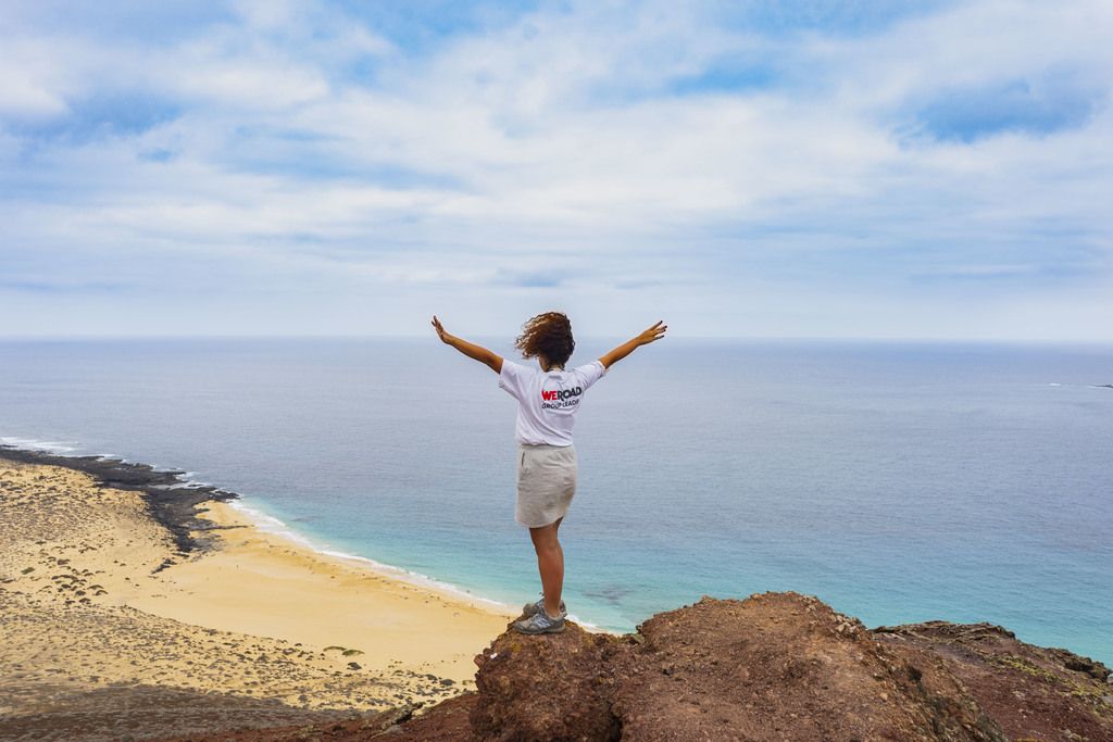 Foto di una WeRoader che si gode un bellissimo panorama alle isole canarie