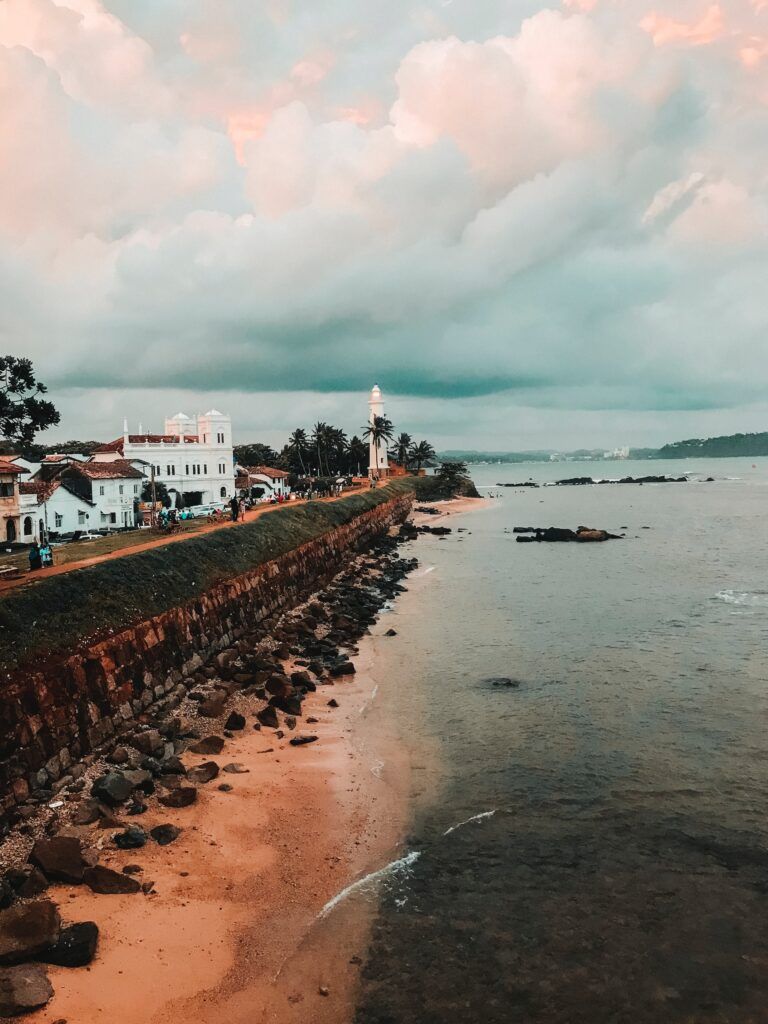 Il lungomare di Galle con il faro che si affaccia nell'Oceano, in Sri Lanka