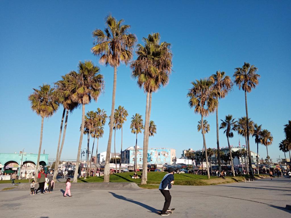 Foto di un ragazzo che fa skateboard a venice beach