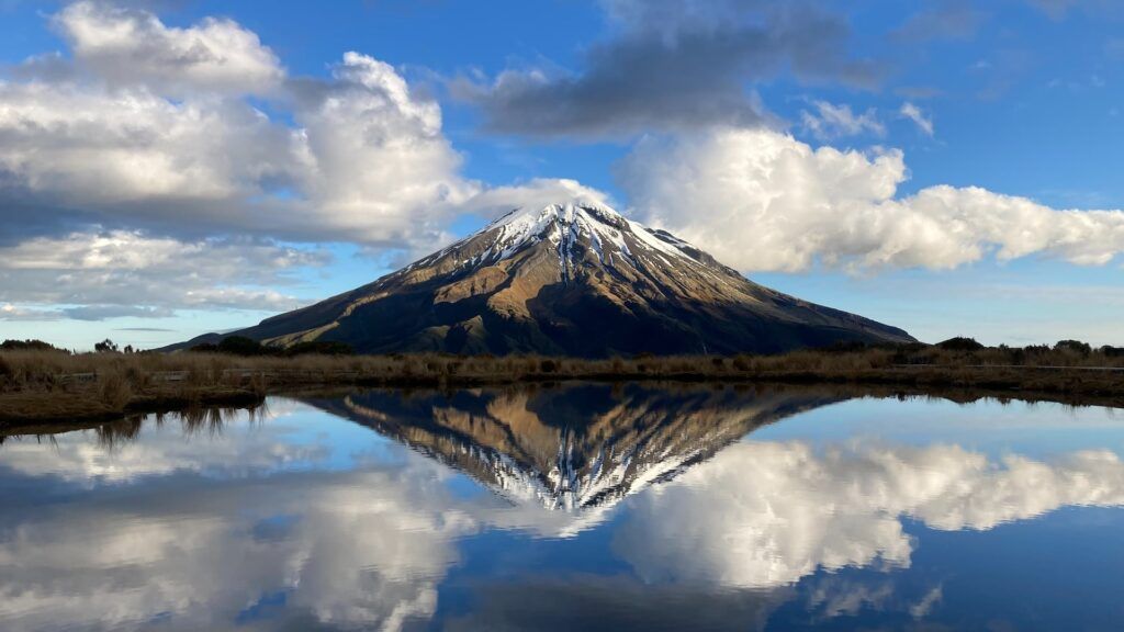 Il Monte Taranaki si specchia nell'acqua