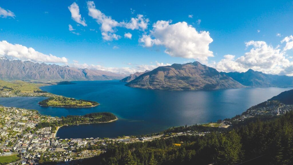 Montagne affiorano dall'Oceano a Queenstown