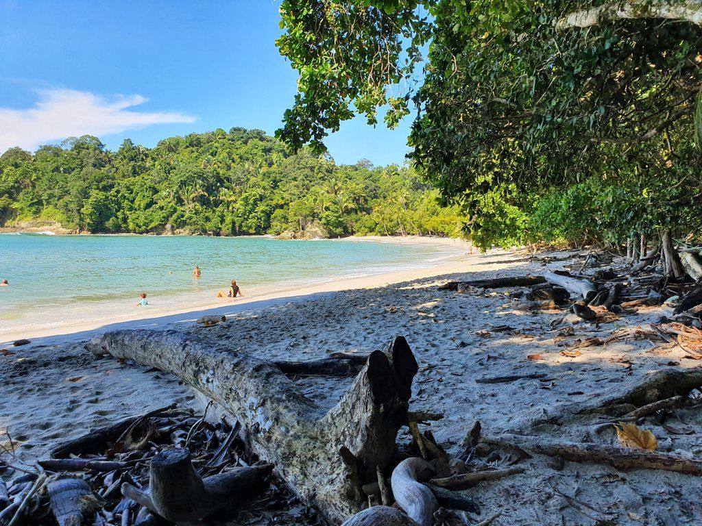 foto di una delle meravigliose spiagge del Costa Rica di giorno