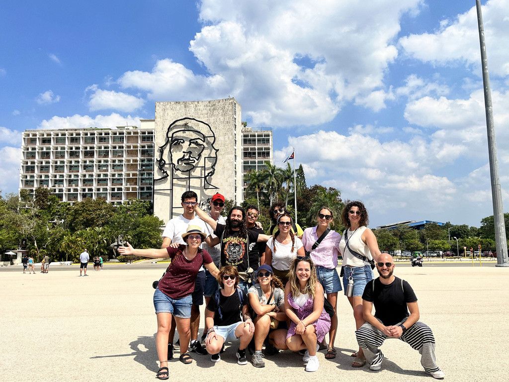 Foto di WeRoaders davanti al famoso palazzo con la faccia di Che Guevara a l'Havana
