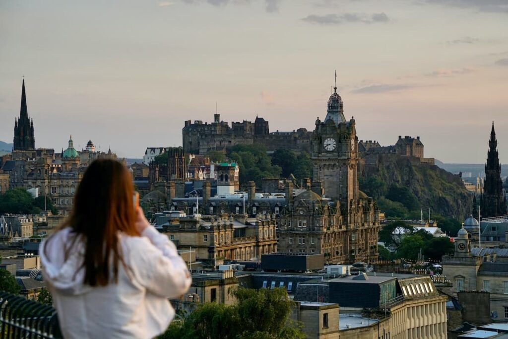 Foto della torre con l'orologio di Edinburgo di giorno