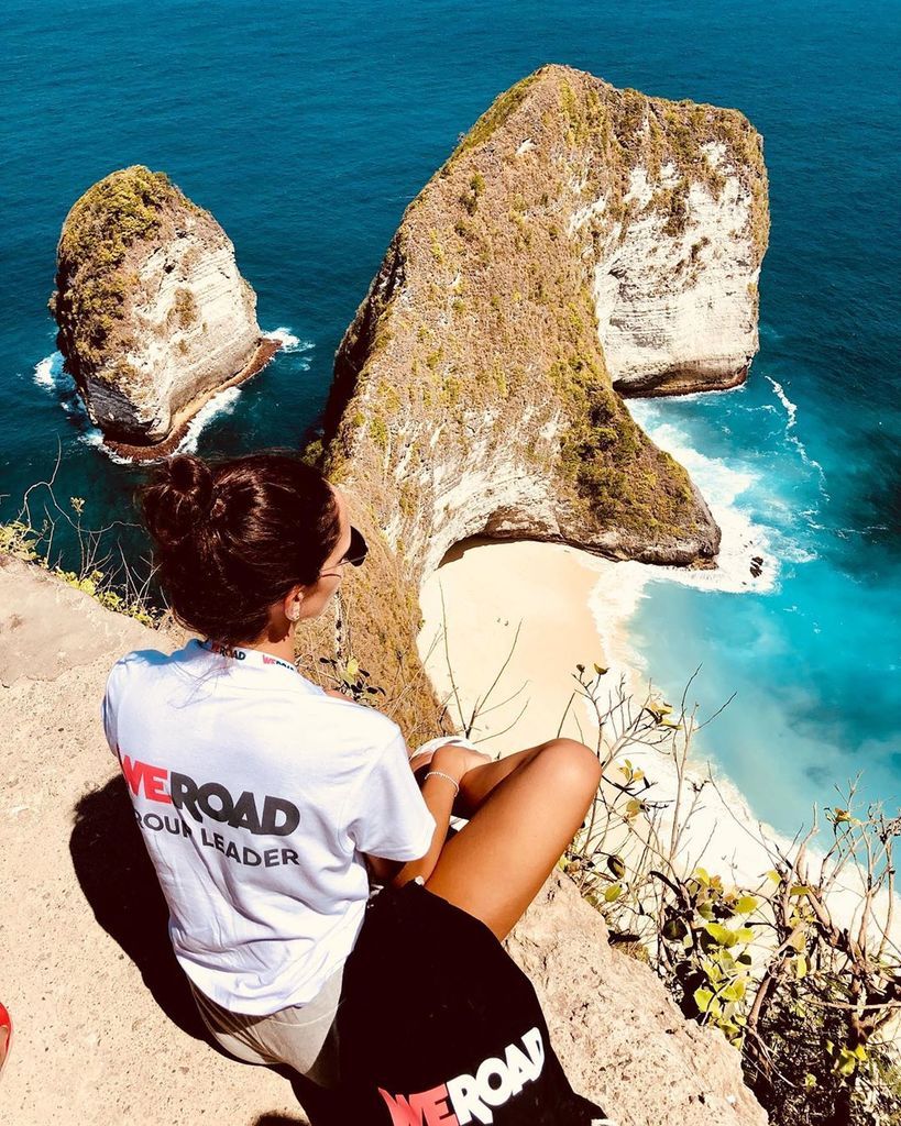 Foto dall'alto di un pezzo di scogliera con una ragazza in primo piano