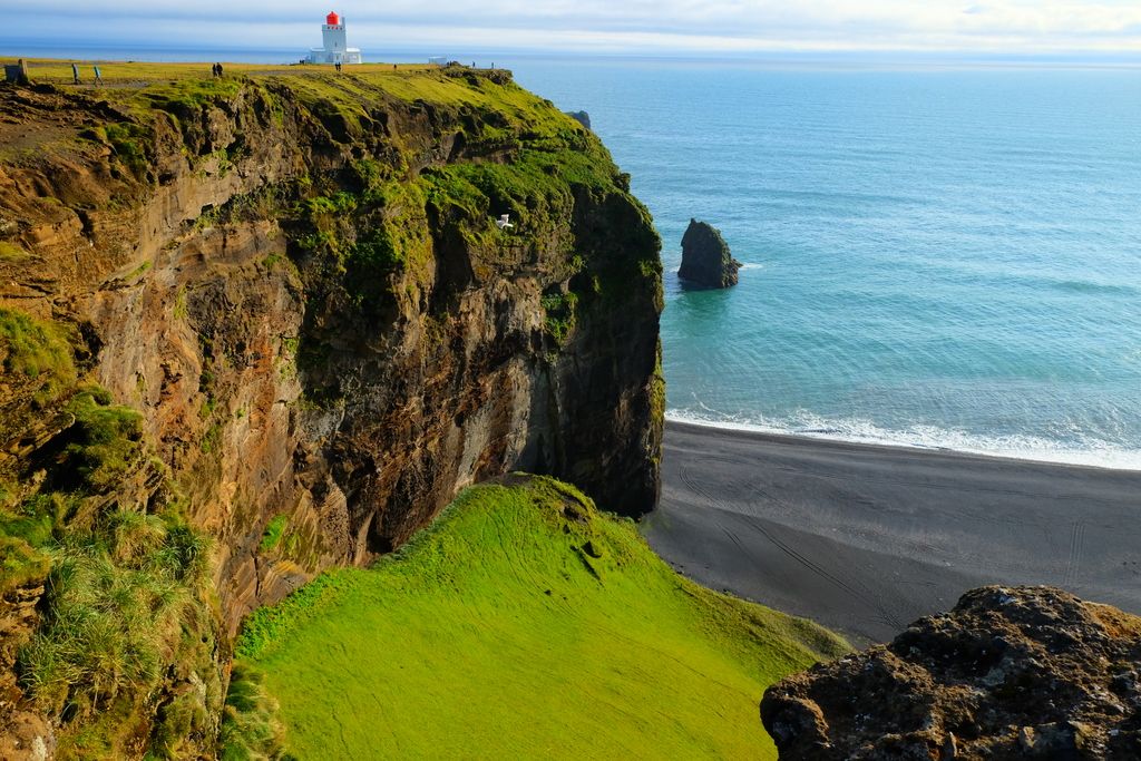 Uno scorcio di mare visto da una delle spiagge più famose dell'isola in estate