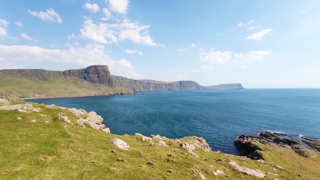 Foto dell'inconfondibile scogliera Scozzese di giorno