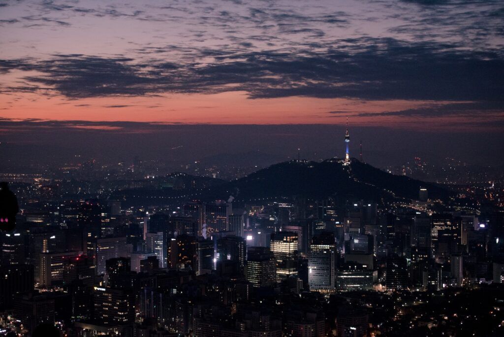 skyline della città di Seoul illuminato di sera