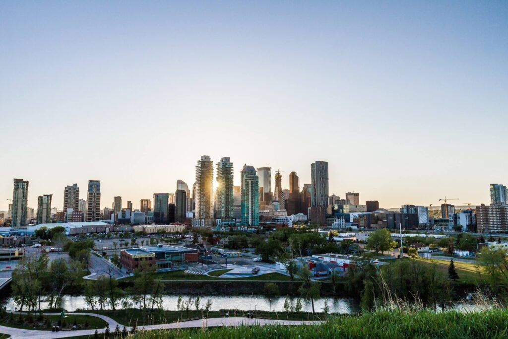 La città di Calgary illuminata dal sole