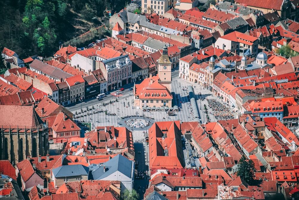 Panorama aereo di Piazza del Consiglio a Brașov