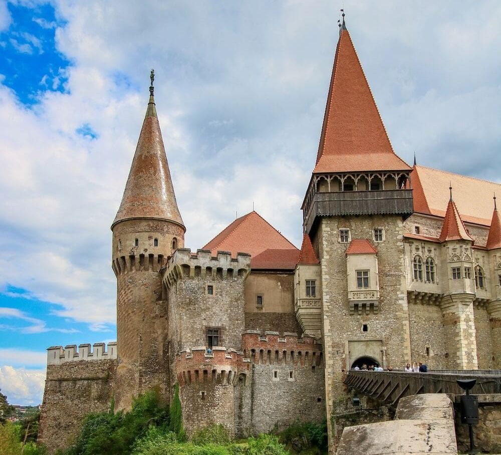 Vista del castello dei Corvino dall'ingresso