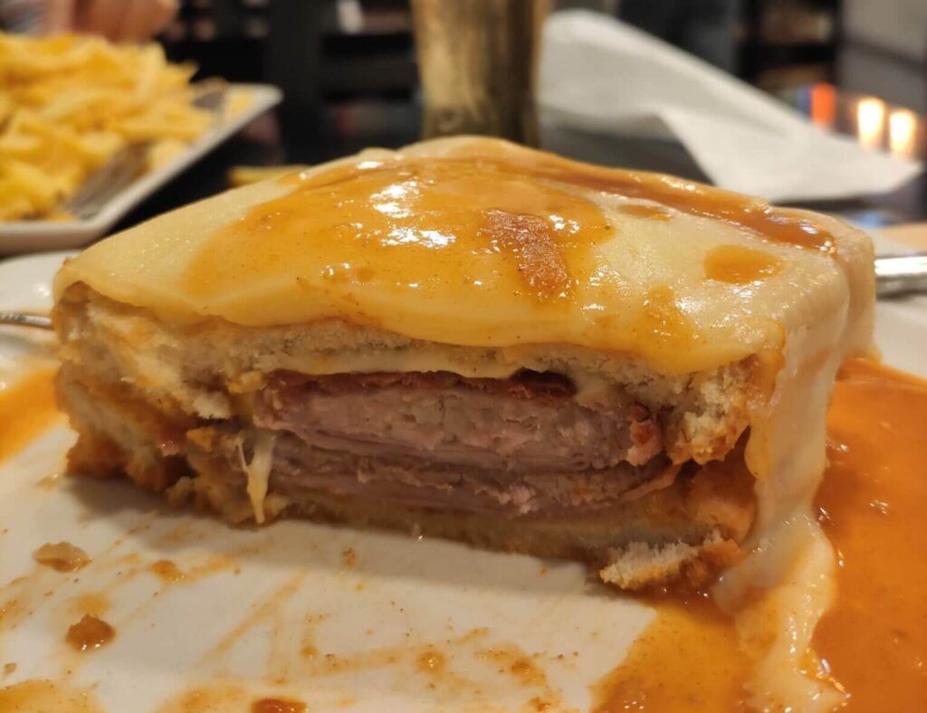 Tipica francesinha di Porto