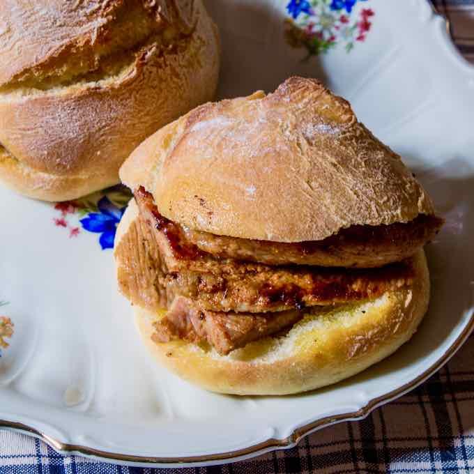 Bifana: uno dei panini tradizionali e più economici di Lisbona