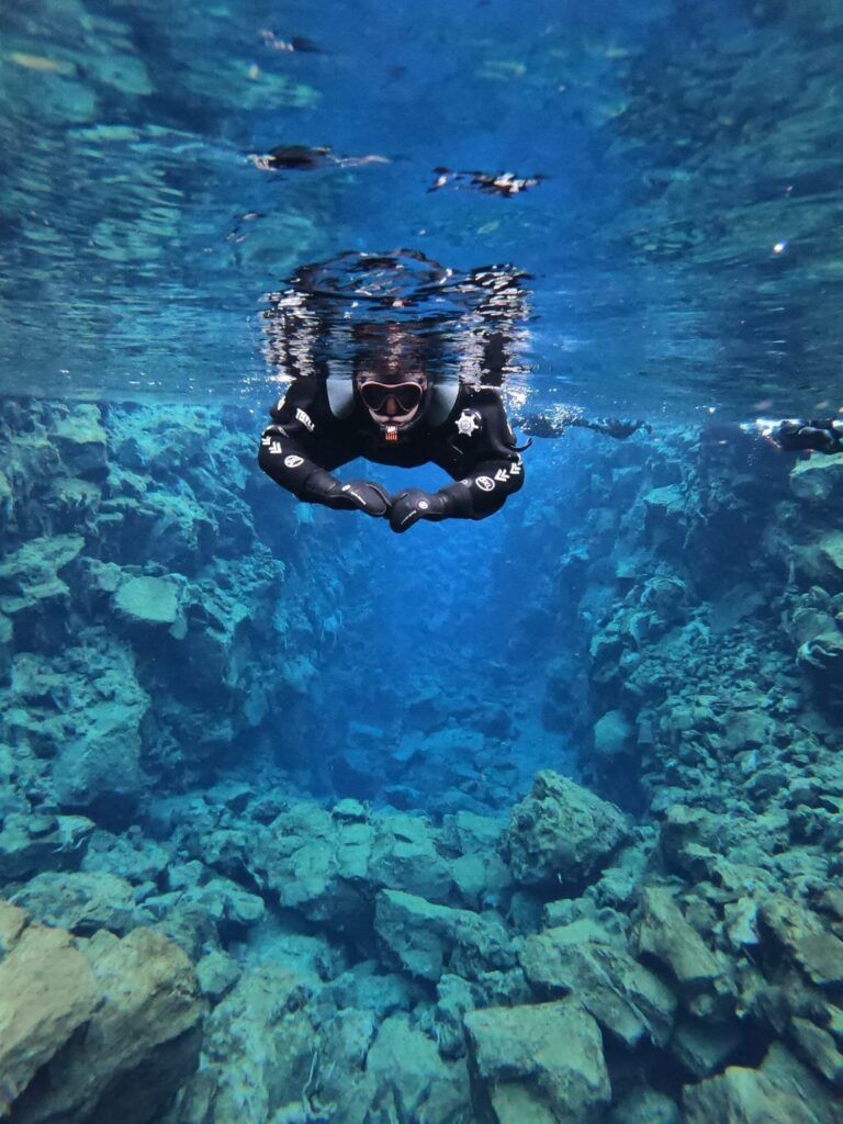 Persona in immersione nella frattura di Silfra