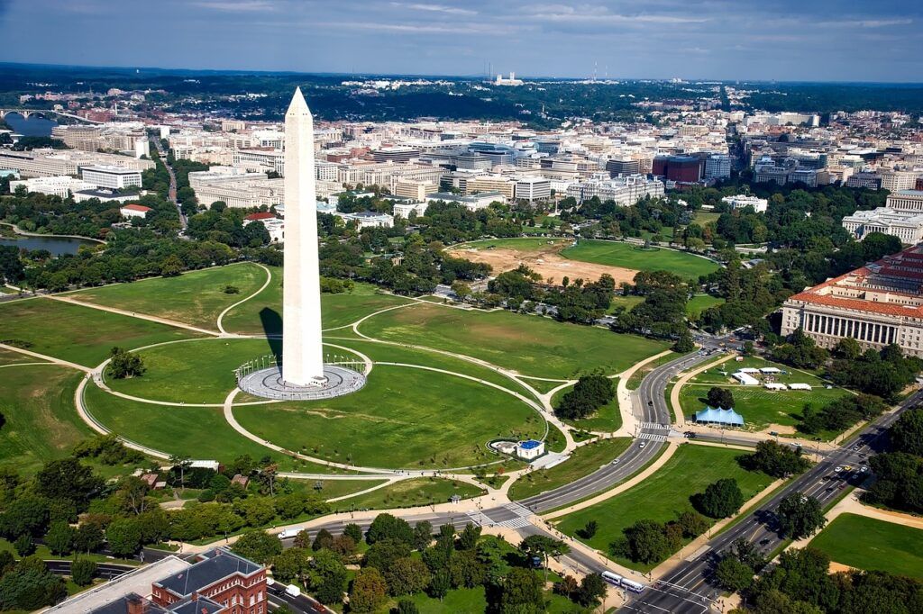 Vista dall'alto del Washington Monument in una giornata di sole