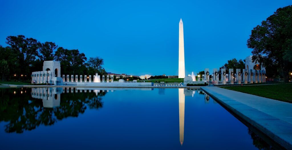 L'inconfondibile obelisco del National Malla a Washington si riflette nell'acqua di sera