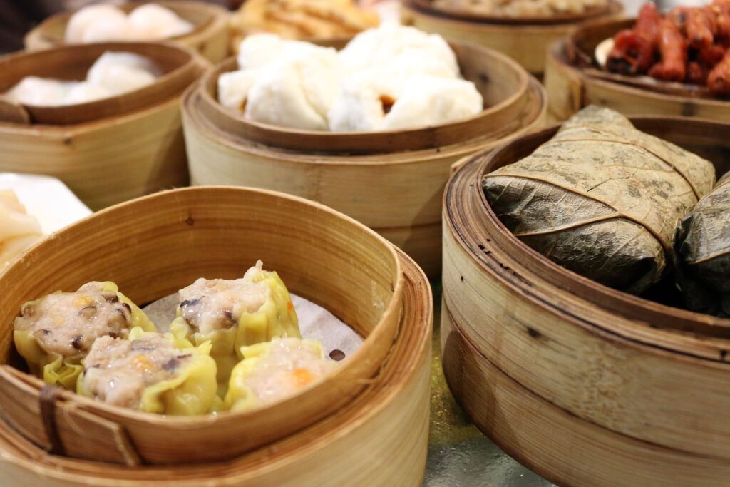 Alcuni cesti in bambù con diversi tipi di dim sum