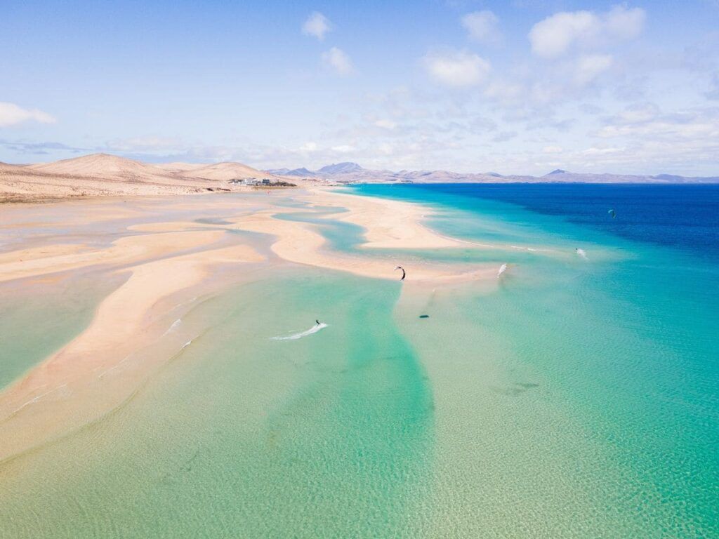 acque cristalline e sabbia bianca in una giornata di sole