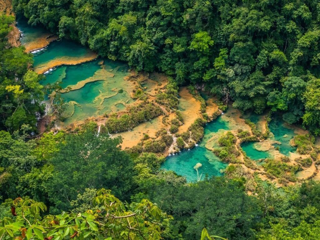 Piscine naturali di pietra calcarea a Semuc Champey