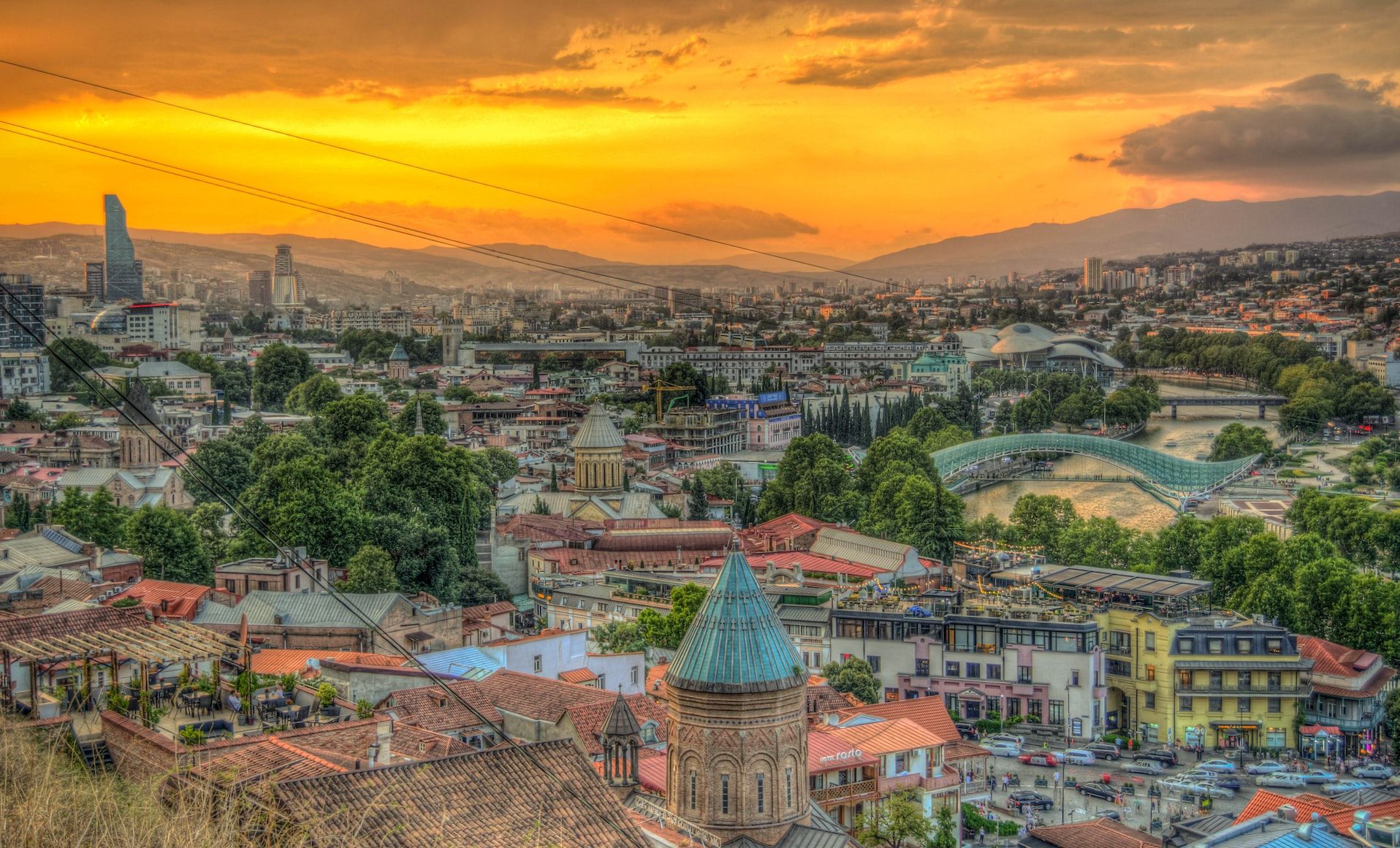 I tetti degli edifici di Tblisi visti dall'alto al tramonto