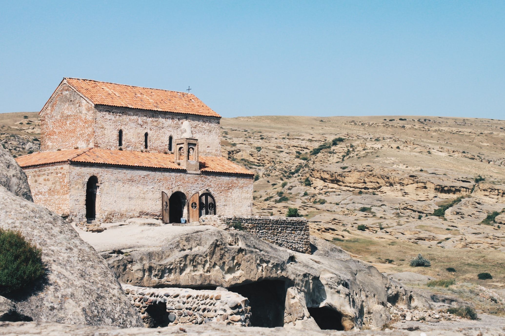 Uno scorcio della città rupestre di Uplistsikhe in Georgia