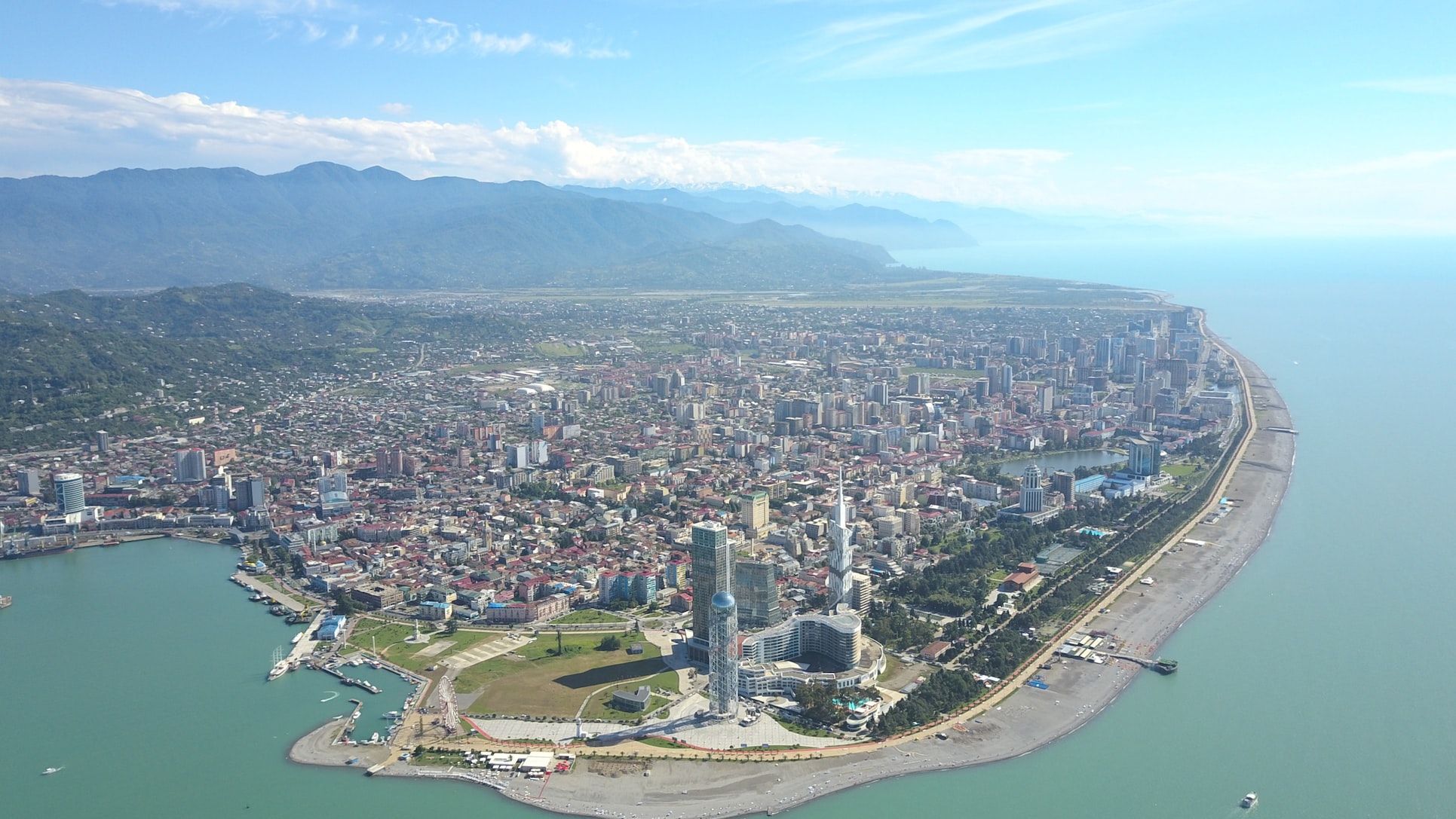 la città di Batumi vista dall'alto in una giornata di sole