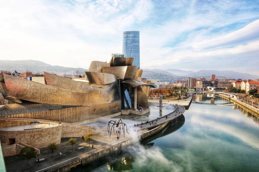 Vista del Guggenheim di Bilbao dall'alto