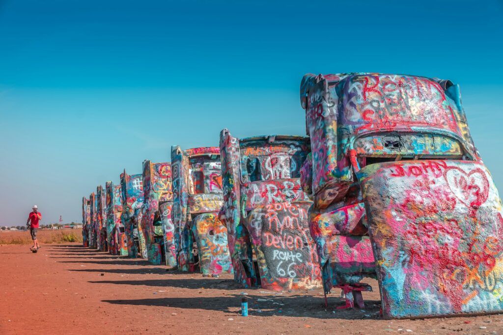 Delle cadillac con dei graffiti in Texas