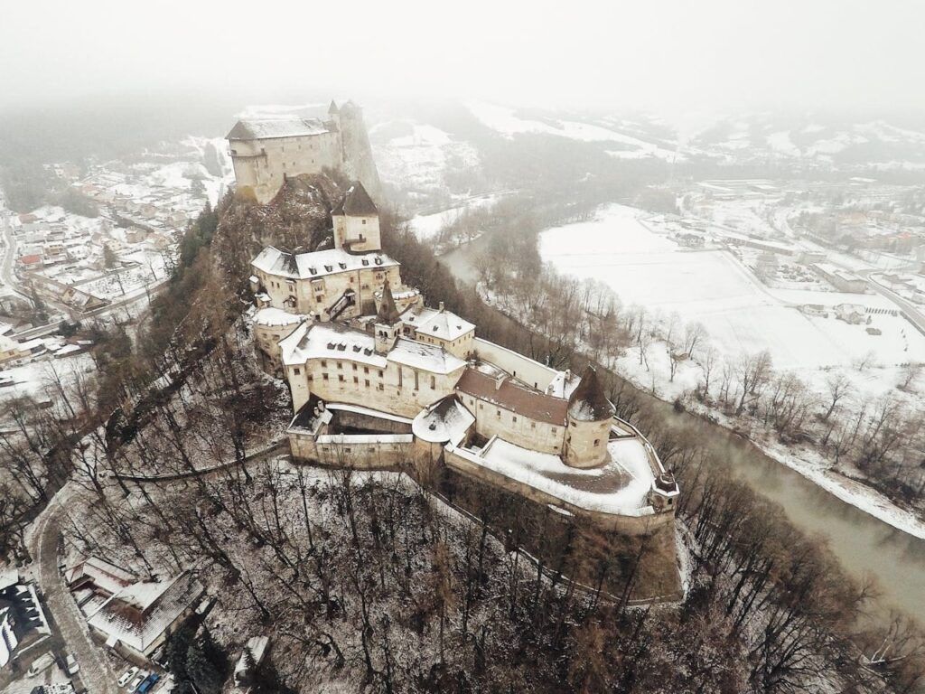 Il pittoresco Castello di Orava innevato