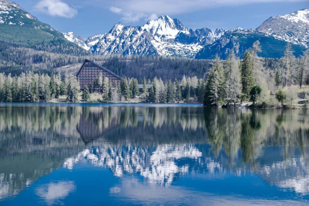 Alberi e montagne si specchiano nel lago di Štrbské Pleso in Slovacchia