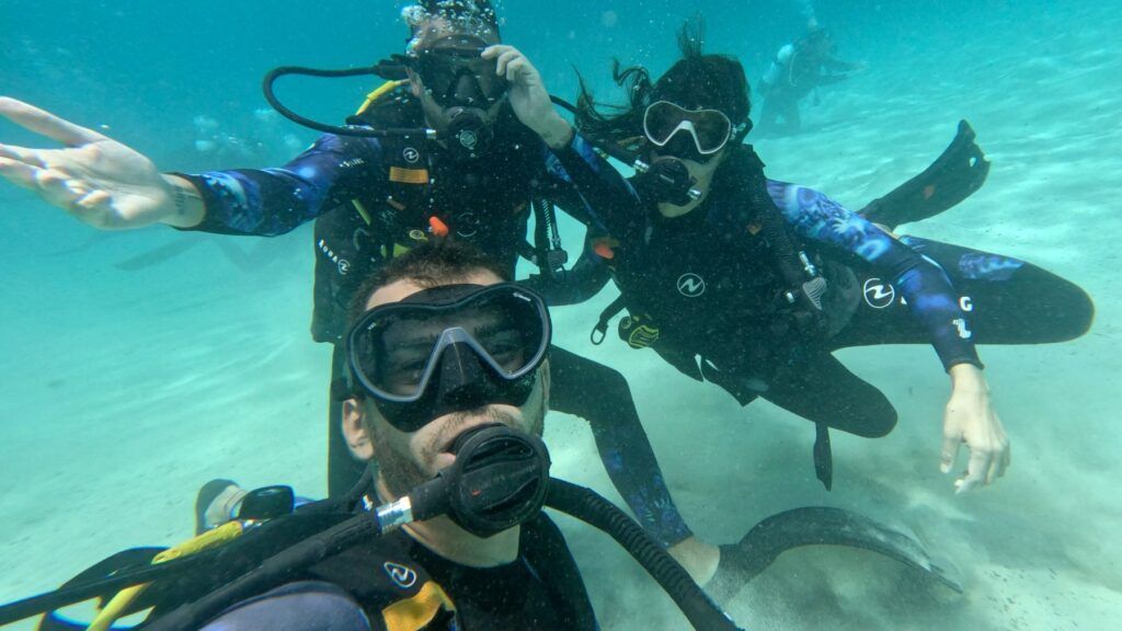 Persone con la muta fanno snorkeling