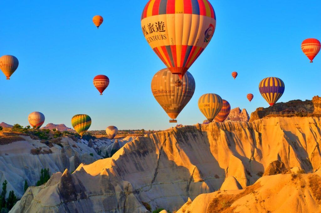 Mongolfiere sorvolano la Cappadocia