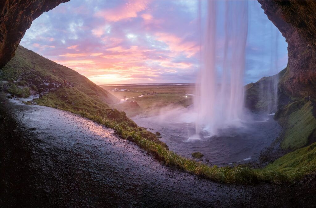 Cascata Seljalandsfoss, Islanda dal sentiero che passa alle sue spalle