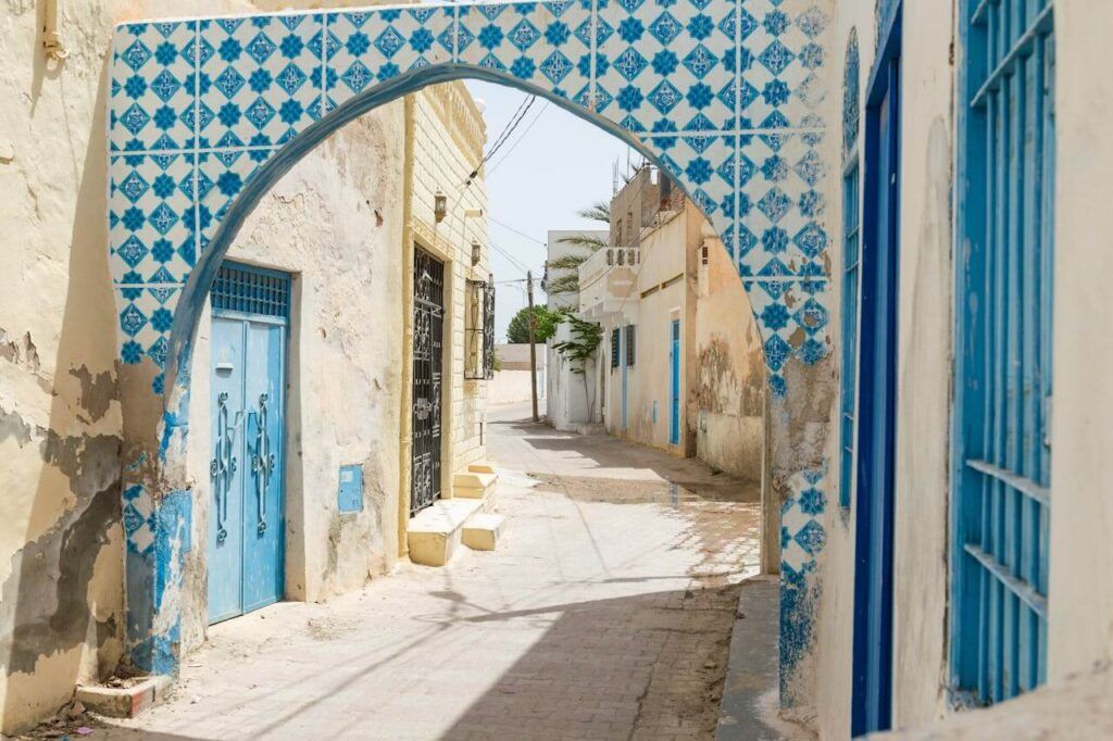 Una delle arcata alte di colore celesti di Djerba
