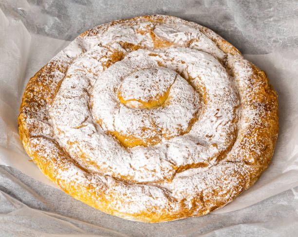 Ensaimada, una soffice brioche a forma di spirale, spolverata con zucchero a velo, tipica della pasticceria maiorchina