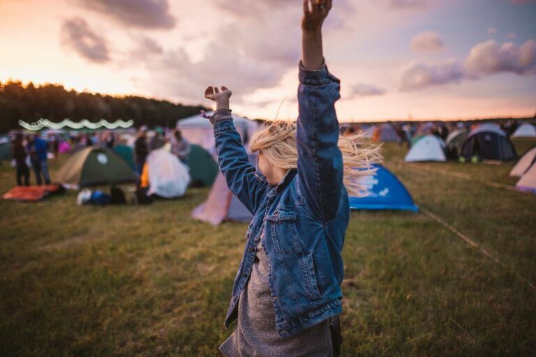 Ragazza a un festival in Europa