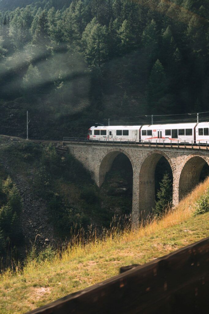 il glacier express attraversa un ponte in svizzera