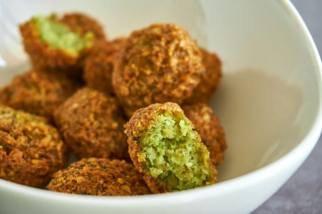 falafel in una ciotola bianca