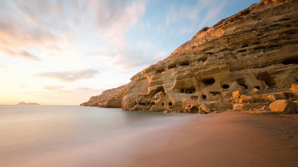 Scogliere calcaree nella spiaggia di Matala a Creta al tramonto