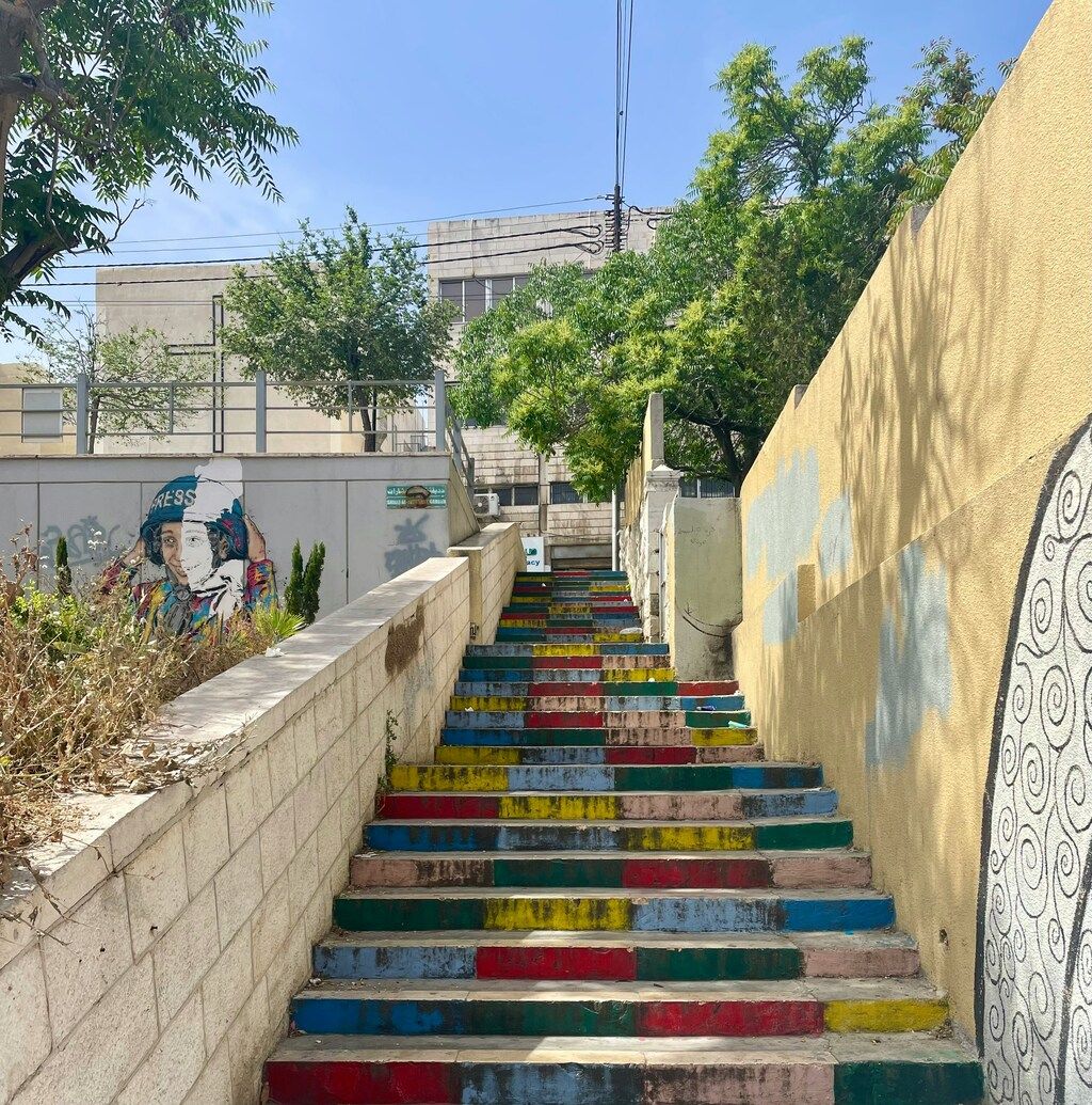 La scalinata colorata che porta a Rainbow Street, zona alta di Amman