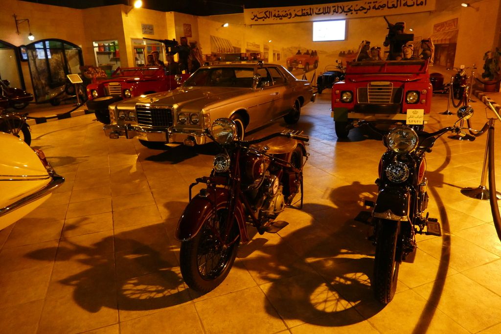 Alcune auto d'epoca e motociclette esposte al Royal Automobile Museum, , situato nel King Hussein Park ad Amman