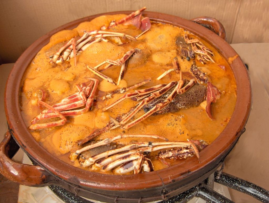 caldereta de langosta cotta in pentola di terracotta