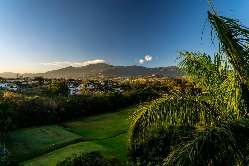 vegetazione e città di San José in Costa Rica al tramonto