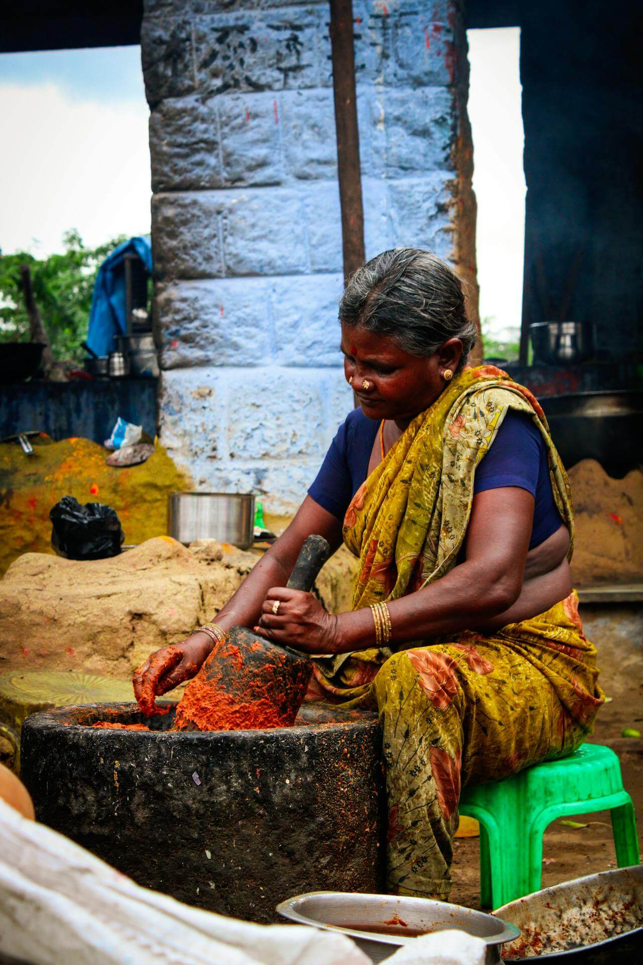 venditrice di spezie in India