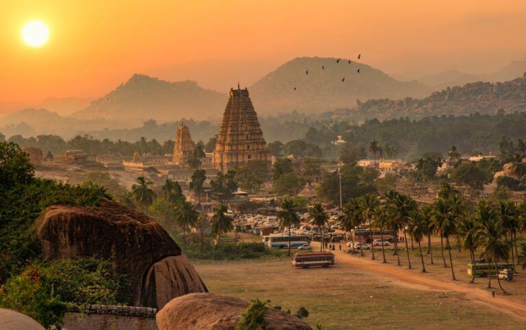 Lo storico tempio Virupaksha con il paesaggio di Hampi e la città al tramonto in Karnataka India